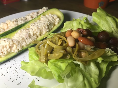 Zucchinis Farcis de Thon Blanc avec Salade Fraicheur Fruitée