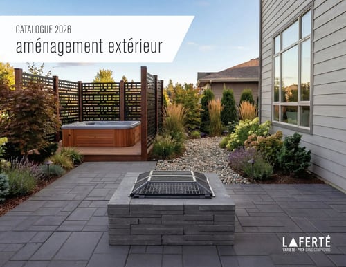 Circulaire Laferté - Page 1. La page couverture présente un aménagement extérieur moderne et élégant. Au premier plan, une terrasse en pavé uni gris mène à un foyer extérieur en blocs de pierre, surmonté d'un pare-étincelles métallique. À droite, une bande de jardin avec des roches décoratives et diverses plantes ornementales, dont des graminées hautes et des arbustes fleuris, longe le mur d'une maison au revêtement gris. À gauche, un spa en bois est intégré à une plateforme en bois, entouré de clôtures d'intimité ajourées en treillis foncé. Le ciel bleu clair est visible en arrière-plan. Un encadré blanc en haut à gauche affiche le texte "CATALOGUE 2026 aménagement extérieur". Le logo de Laferté, avec le slogan "VARIÉTÉ - PRIX SANS COMPROMIS", est situé dans le coin inférieur droit.