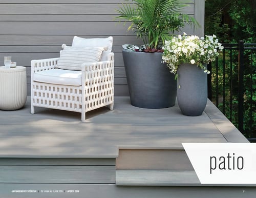 Circulaire Laferté - Page 2. L'image présente une scène de patio moderne avec un revêtement mural et un plancher en composite gris. Au premier plan, une chaise d'extérieur blanche avec coussins et un oreiller rayé est accompagnée d'une petite table d'appoint blanche. Deux grands pots de fleurs gris foncés, l'un contenant un palmier et l'autre des fleurs blanches, sont placés sur le patio. À l'arrière-plan, on aperçoit une clôture noire et de la verdure. Le mot "patio" est affiché en grand format dans le coin inférieur droit. Le bas de la page indique "AMÉNAGEMENT EXTÉRIEUR / DU 14 MAI AU 3 JUIN 2026 / LAFERTE.COM".