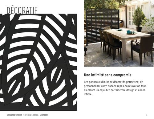 Circulaire Laferté - Page 24. La page est divisée en deux sections. À gauche, un grand motif décoratif noir avec des formes abstraites blanches, évoquant des feuilles. Le titre "DÉCORATIF" est affiché en haut à gauche. À droite, une photo d'un aménagement extérieur moderne. On y voit une longue table de salle à manger en bois clair avec six chaises en rotin foncé et coussins noirs, installée sur une terrasse en dalles grises. Un panneau d'intimité décoratif noir à lattes horizontales est visible derrière la table, séparant l'espace. Le texte à droite indique : "Une intimité sans compromis. Les panneaux d'intimité décoratifs permettent de personnaliser votre espace repas ou relaxation tout en créant un équilibre parfait entre design et cocon intime.