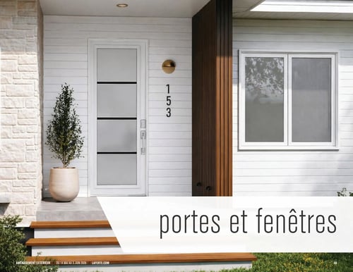 Circulaire Laferté - Page 60. L'image présente l'entrée moderne d'une maison avec un revêtement extérieur blanc, un mur d'accent en pierre pâle et un panneau décoratif en bois foncé. Une porte d'entrée blanche est visible, dotée de trois panneaux de verre dépoli séparés par des bandes noires horizontales. À côté de la porte, le numéro de maison "153" est affiché verticalement, surmonté d'une applique murale ronde dorée. Une grande fenêtre à deux battants avec des cadres blancs se trouve à droite de la porte. Des marches en béton avec des contremarches en bois mènent à l'entrée, et une plante verte en pot est placée sur le palier. Un grand titre en bas de page indique "portes et fenêtres". Le bas de page mentionne "Aménagement extérieur", la période "DU 14 MAI AU 3 JUIN 2026" et "LAFERTE.COM".