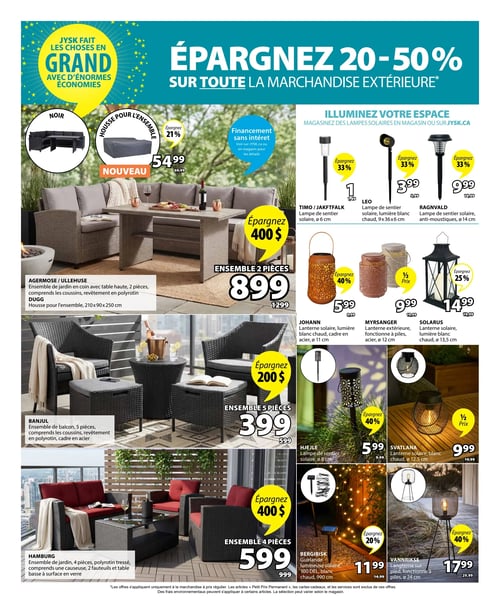 Circulaire Jysk - Page 3. La page met en avant des économies de 20 à 50 % sur toute la marchandise extérieure, avec une option de financement sans intérêt. En haut à gauche, une housse noire pour ensemble est affichée à 54,99 $, une économie de 21 % sur le prix régulier de 69,99 $. La section principale présente trois ensembles de mobilier de jardin :
1.  L'ensemble AGERMOSE / ULLEHUSE, un ensemble de jardin en coin de 2 pièces avec table haute, coussins et revêtement en polyrotin, est à 899 $, une économie de 400 $ sur le prix de 1299 $. Une housse DUGG (210x90x250 cm) est également mentionnée.
2.  L'ensemble BANJUL, un ensemble de balcon de 5 pièces avec coussins, revêtement en polyrotin et cadre en acier, est à 399 $, une économie de 200 $ sur le prix de 599 $.
3.  L'ensemble HAMBURG, un ensemble de jardin de 4 pièces en polyrotin tressé, comprenant une causeuse, deux fauteuils et une table basse à surface en verre, est à 599 $, une économie de 400 $ sur le prix de 999 $.

La section de droite est dédiée à l'éclairage extérieur, avec le titre "Illuminez votre espace. Magasinez des lampes solaires en magasin ou sur Jysk.ca". On y trouve :
*   La lampe de sentier solaire TIMO / JAKFTFALK (6 cm de diamètre) à 1 $, une économie de 33 %.
*   La lampe de sentier solaire LEO (lumière blanc chaud, 9x36x6 cm) à 3,99 $, une économie de 33 %.
*   La lampe de sentier solaire anti-moustiques RAGNVALD (14 cm de diamètre) à 9,99 $, une économie de 33 %.
*   La lanterne solaire JOHANN (lumière blanc chaud, cadre en acier, 11 cm de diamètre) à 5,99 $, une économie de 40 %.
*   La lanterne extérieure MYRSANGER (fonctionne à piles, 12 cm de diamètre) à 9,99 $, à moitié prix.
*   La lanterne solaire SOLARUS (lumière blanc chaud, 13,5 cm de diamètre) à 14,99 $, une économie de 25 %.
*   La lampe de sentier solaire HJEJLE (8 cm de diamètre) à 5,99 $, une économie de 40 %.
*   La lanterne solaire SVATLANA (blanche, 12,5 cm de diamètre) à 9,99 $, à moitié prix.
*   La guirlande lumineuse solaire BERGIRISK (100 DEL, blanc chaud, 990 cm) à 11,99 $, une économie de 20 %.
*   La lanterne sur pied VANNRIKSE (fonctionne à piles, 24 cm de diamètre) à 17,99 $, une économie de 40 %.

Une note en bas de page indique que les offres s'appliquent uniquement à la marchandise à prix régulier, excluant les articles "Petit Prix Permanent", les cartes-cadeaux et les services. Des frais environnementaux peuvent s'appliquer à certains articles, et la sélection peut varier selon le magasin.