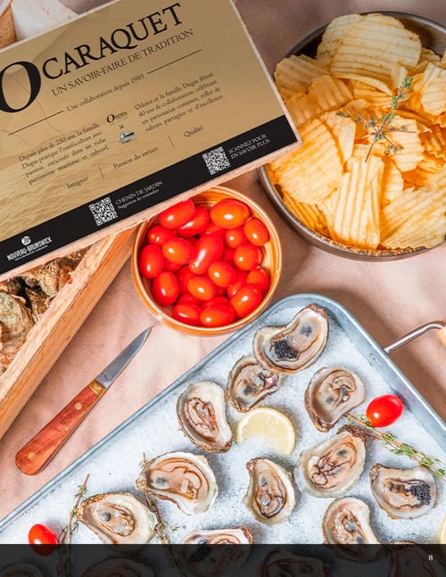 Circulaire Odessa Poissonnier - Page 8. La page présente une publicité pour la marque O Caraquet, "Un savoir-faire de tradition", en collaboration depuis 1985. Le texte met en avant la famille Dugas et 40 ans de partenariat, soulignant l'intégrité, la qualité et la passion du métier. L'image montre une composition culinaire avec un plateau d'huîtres ouvertes sur un lit de sel, garnies de tranches de citron et de tomates cerises. À côté, un bol de tomates cerises et un bol de croustilles ondulées avec une branche de thym. Un couteau à huîtres est également visible. Deux codes QR sont présents pour "Chemin de Jardin" et "Scannez pour en savoir plus". Aucun prix n'est affiché sur cette page.