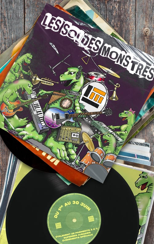 Long & McQuade Instruments de Musique - Page 1. La page de couverture présente une pile de disques vinyles sur une surface en bois. Le disque supérieur, au centre, est une pochette violette illustrant un groupe de cinq dinosaures verts jouant divers instruments de musique : guitare électrique, batterie (avec le logo Long & McQuade), clavier, saxophone, trompette, flûte de Pan et tambourin. Le titre "LES SOLDES MONSTRES" est écrit en blanc en haut de la pochette. En bas de l'image, un disque vinyle noir est partiellement visible, avec une étiquette centrale verte affichant en blanc "DU 1ER AU 30 JUIN". En dessous, on peut lire "ÉTALEMENT DE PAIEMENTS À 0 %", "SUPERBES AUBAINES" et "ÉVÉNEMENTS SPÉCIAUX".