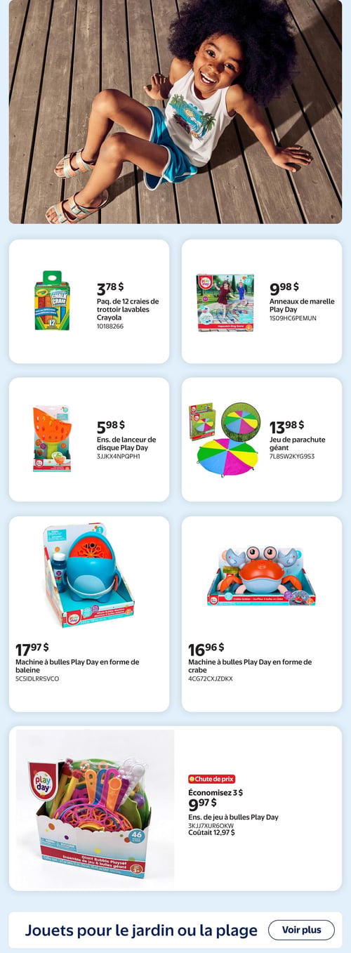 Circulaire Walmart - Page 2. La page s'ouvre sur une grande photo d'un enfant souriant, assis sur une terrasse en bois, portant un débardeur et un short. En dessous, sept offres de jouets pour l'extérieur sont présentées sur des cartes blanches. On trouve un paquet de 12 craies de trottoir lavables Crayola à 3,78 $. À côté, des anneaux de marelle Play Day sont offerts à 9,98 $. Plus bas, un ensemble de lanceur de disque Play Day est à 5,98 $. À sa droite, un jeu de parachute géant est affiché à 13,98 $. Ensuite, une machine à bulles Play Day en forme de baleine est disponible à 17,97 $. Juste à côté, une machine à bulles Play Day en forme de crabe est à 16,96 $. Enfin, un ensemble de jeu à bulles Play Day de 46 pièces est en "Chute de prix", économisez 3 $, pour un prix de 9,97 $ (anciennement 12,97 $). Au bas de la page, une bannière indique "Jouets pour le jardin ou la plage" avec un bouton "Voir plus".