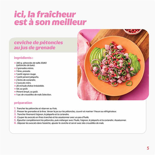 Circulaire Metro - Page 5. La page est dédiée à une recette de "ceviche de pétoncles au jus de grenade". Le titre principal en haut de page est "ici, la fraîcheur est à son meilleur". Une grande photo appétissante du plat est présentée sur une assiette orange, garnie de tranches d'avocat, d'oignons rouges, de jalapeños et de graines de grenade. La recette détaille les ingrédients nécessaires, incluant 340 grammes de pétoncles de taille 20/40, des grenades mûres, une lime pressée, un oignon rouge, un piment jalapeño, du coriandre, des avocats mûrs, 20 ml d'huile d'olive Irrésistible, du sel, du piment broyé et un sac de croustilles de maïs Selection. Les six étapes de préparation sont également listées.