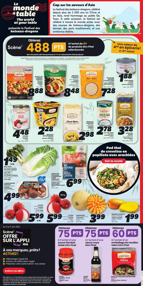 Circulaire IGA - Page 20. La page est dédiée au festival des bateaux-dragons, "Le monde à table", avec des saveurs d'Asie. Une promotion offre 488 points Scène à l'achat de 15 $ de produits Kim Phat sélectionnés, représentant une valeur de 4,88 $ en épicerie. Les produits Kim Phat incluent : le poulet en lanières surgelé de 300 g à 8,88 $; les raviolis surgelés de 454 g à 8,48 $; le riz blanc naturel à grain long de 2 kg à 7,28 $; les châtaignes d'eau de 227 g à 1,88 $; les litchis en conserve de 567 g à 4,48 $; les nouilles instantanées de 120 g à 2,28 $; les nouilles chinoises Chow Mein de 454 g à 2,98 $; le lait de coco de 400 ml à 2,78 $; et les nouilles de riz Pad See Ew de 400 g à 3,28 $. Une suggestion de recette pour un Pad thaï de crevettes en papillote avec arachides est également présentée. Dans la section des produits frais, on trouve : le bok choy ou chou chinois à 1,49 $ la livre; les champignons shiitake du Québec de 125 g à 4,99 $; les crevettes sauvages d'Argentine Green Ocean de 300 g à 6,99 $; les litchis du produit de Chine à 5,99 $ la livre; les litchis du produit du Mexique à 5,99 $ la livre; le cantaloup du produit des États-Unis à 3,99 $ chacun; et la mangue Ataulfo du produit du Mexique à 1,99 $ chacune. Une offre sur l'application IGA permet d'obtenir 75 points Scène à l'achat d'une sauce Sambal Oelek Kim Phat de 250 g, 75 points Scène à l'achat d'une sauce soya Kim Phat de 500 ml, et 60 points Scène à l'achat d'un emballage de nouilles Udon Kim Phat de 4 x 200 g.