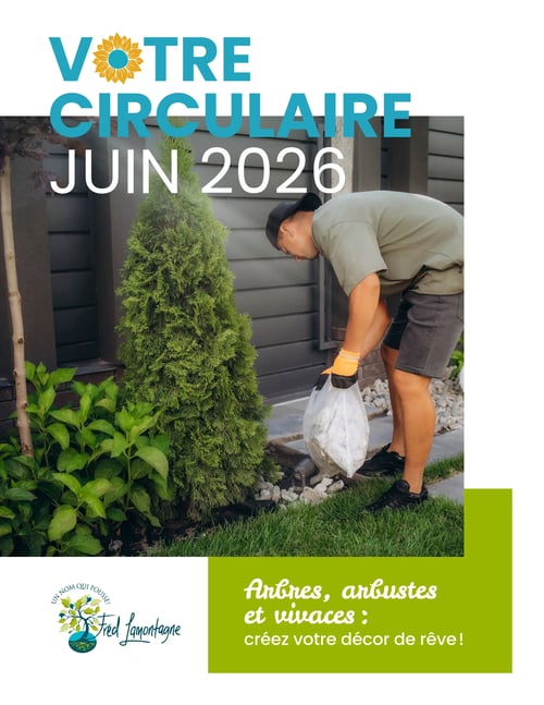 Circulaire Fred Lamontagne - Page 1. La page couverture présente le titre "VOTRE CIRCULAIRE JUIN 2026", avec un soleil stylisé intégré au mot "VOTRE". L'image principale montre une personne en train d'aménager un jardin, ajoutant des pierres décoratives blanches autour d'un petit conifère. Le logo de Fred Lamontagne, accompagné du slogan "UN NOM QUI POUSSE!", est situé en bas à gauche. En bas à droite, sur un fond vert, le message "Arbres, arbustes et vivaces : créez votre décor de rêve!" est affiché.