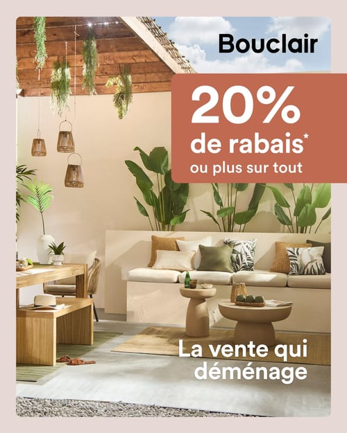 Circulaire Bouclair - Page 1. La page présente une scène de vie extérieure aménagée sur une terrasse. Au-dessus, une pergola en bois avec des plantes suspendues et trois lanternes tressées. À gauche, une table à manger en bois clair avec des chaises assorties, décorée d'un vase blanc, d'une plante en pot et d'une corbeille de fruits. Un chapeau de paille est posé sur le banc de la table. À droite, un canapé intégré avec des coussins crème et des coussins décoratifs aux motifs tropicaux et unis verts et beiges. Devant le canapé, deux tables basses rondes en bois clair, l'une avec une bouteille, un verre et un bol de collations, l'autre avec un plateau tressé contenant trois petits pots et un magazine. De grandes plantes vertes en pot sont placées derrière le canapé. Le sol est en béton clair avec des tapis verts et beiges. En haut à droite, le logo Bouclair. Un grand encadré rouge-brun annonce "20% de rabais ou plus sur tout". En bas à droite, le slogan "La vente qui déménage".