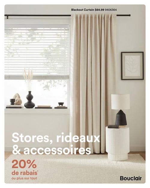 Circulaire Bouclair - Page 6. L'image présente une pièce lumineuse avec une fenêtre équipée de stores vénitiens blancs et d'un rideau occultant beige clair. Le rideau occultant est affiché à 64,99 $. Sur le rebord de la fenêtre, on voit des objets décoratifs comme des vases et des livres. À droite du rideau, une lampe de table noire et blanche repose sur une petite table d'appoint cannelée. La page annonce 20 % de rabais ou plus sur tous les stores, rideaux et accessoires.