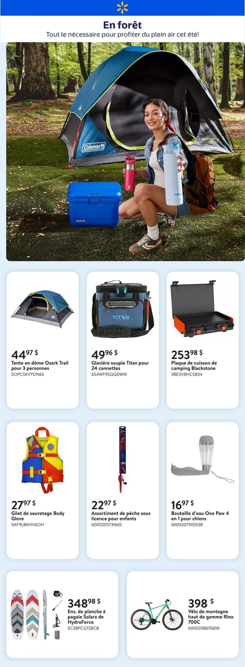 Circulaire Walmart - Page 1. La page d'accueil, intitulée "En forêt", présente une jeune femme souriante assise devant une tente Coleman bleue et noire dans un décor boisé, avec une glacière bleue et des bouteilles d'eau à ses côtés. La section inférieure propose des articles de camping et de plein air. On y trouve une tente en dôme Ozark Trail pour 3 personnes à 44,97 $, une glacière souple Titan pour 24 cannettes à 49,96 $, et une plaque de cuisson de camping Blackstone à 253,98 $. Suivent un gilet de sauvetage Body Glove à 27,97 $, un assortiment de pêche sous licence pour enfants à 22,97 $, et une bouteille d'eau One Paw 4 en 1 pour chiens à 16,97 $. Enfin, un ensemble de planche à pagaie Solara de HydroForce est offert à 348,98 $, et un vélo de montagne haut de gamme Rinx 700C est disponible à 398 $.