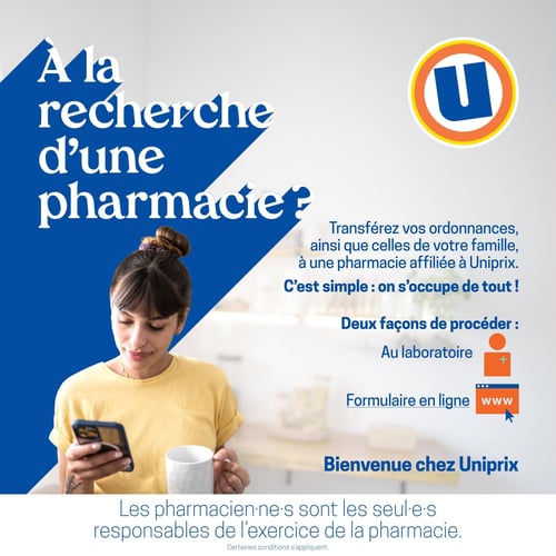 Circulaire Uniprix - Page 5. La page présente une publicité pour le transfert d'ordonnances. Le titre "À la recherche d'une pharmacie?" est affiché en grand sur un fond bleu. Une femme souriante est visible, regardant son téléphone et tenant une tasse. Le logo Uniprix est en haut à droite. Le texte explique comment transférer des ordonnances, y compris celles de la famille, à une pharmacie affiliée à Uniprix, en indiquant que "C'est simple : on s'occupe de tout!". Deux façons de procéder sont mentionnées : "Au laboratoire" (avec une icône de personne) ou via un "Formulaire en ligne" (avec une icône de navigateur web). Le message "Bienvenue chez Uniprix" est affiché en bas à droite. Une note en bas de page précise que "Les pharmacien·ne·s sont les seul·e·s responsables de l'exercice de la pharmacie".