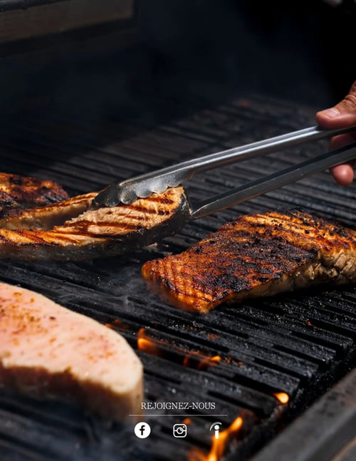 Circulaire Odessa Poissonnier - Page 15. La page présente une image en gros plan de trois morceaux de poisson, dont deux de saumon, en train de griller sur un barbecue. Une main tient une pince et retourne un morceau de saumon, révélant des marques de grillade et de la fumée s'échappant des braises. En bas de la page, le texte "REJOIGNEZ-NOUS" est affiché, suivi des icônes de Facebook, Instagram et d'un site web.