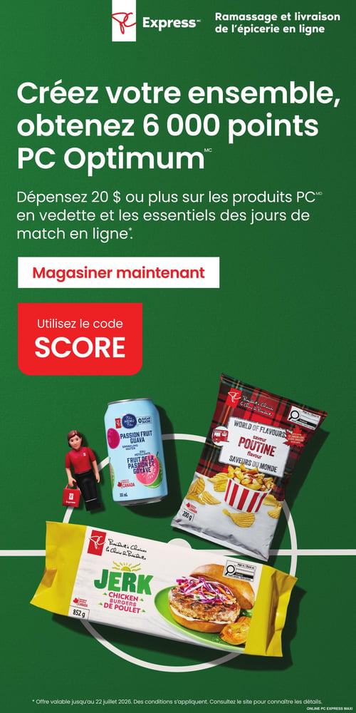 Circulaire Maxi - Page 15. La page promeut l'offre PC Express pour le ramassage et la livraison d'épicerie en ligne. Le titre principal indique : "Créez votre ensemble, obtenez 6 000 points PC Optimum". Pour en bénéficier, il faut dépenser 20 $ ou plus sur les produits PC en vedette et les essentiels des jours de match en ligne. Un bouton "Magasiner maintenant" est présent, ainsi qu'un encadré rouge invitant à "Utilisez le code SCORE". La page, sur un fond vert rappelant un terrain de sport avec des lignes blanches, présente plusieurs produits PC : une figurine PC Express tenant un sac, une canette de boisson pétillante PC Menu Bleu saveur fruit de la passion et goyave de 355 ml et sans sucre, un sac de croustilles PC Saveurs du Monde saveur poutine de 200 g, et un paquet de burgers de poulet Jerk PC de 852 g. L'offre est valable jusqu'au 22 juillet 2026, avec des conditions applicables à consulter sur le site PC Express Maxi.