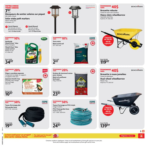 Circulaire Home Hardware - Page 6. La page présente des articles de jardinage et d'extérieur. En haut, des marqueurs de sentier solaires sur piquet, DEL blanc chaud, 14 lumens, 15 pouces, sont offerts à 7,97 $ chacun. Deux finis sont disponibles : carré bronze et brun, ou rond noir et gris. À droite, une brouette robuste Benchmark avec caisse en acier sans soudure de 6 pieds cubes, capacité de 450 livres, est à 119,97 $ (économisez 40 $). Au centre, un herbicide Weed B Gon Max de 4 litres, prêt à l'emploi, est à 34,97 $ (économisez 10 %). De la terre noire Home Essentials de 25 litres est à 2,97 $ (économisez 10 %). Un piège à scarabées japonais Safer's, incluant piège, support, appât et sacs, est à 10,97 $ (économisez 20 %). Des graines de tournesol noires pour oiseaux Pick of the Birds de 9 kg sont à 23,97 $ (économisez 20 %). En bas, un tuyau d'arrosage plat Home Essentials de 5/8 pouce x 50 pieds est à 19,97 $ (économisez 50 %). Un tuyau d'arrosage en PVC/vinyle Home Essentials de 1/2 pouce x 100 pieds, usage modéré, est à 24,97 $ (économisez 50 %). Enfin, une brouette à roues jumelées Benchmark avec caisse en plastique de 10 pieds cubes, capacité de 400 livres, est à 139,97 $ (économisez 40 $). Une bannière en bas de page mentionne : "Le bon outil pour un projet? Une carte-cadeau Home.