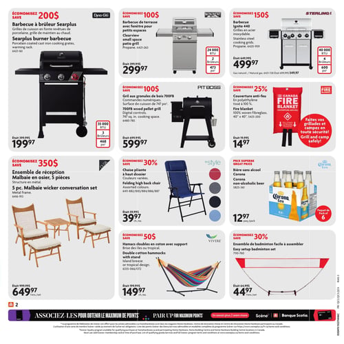 Circulaire Home Hardware - Page 3. La page présente des articles pour l'extérieur et le camping. En haut à gauche, un barbecue à brûleur Searplus Dyna-Glo est offert à 199,97 $, économisez 200 $. Il était 399,99 $. Il possède 35 000 BTU, 3 brûleurs et 468 pieds carrés de surface de cuisson. À côté, un barbecue de terrasse Monument avec fenêtre pour petits espaces est à 299,97 $, économisez 100 $. Il était 399,99 $. Il offre 24 000 BTU, 2 brûleurs et 473 pieds carrés de surface de cuisson. Ensuite, un barbecue Ignite 440 Sterling est à 499,97 $, économisez 150 $. Il était 649,99 $. Il est doté de grilles en acier inoxydable, 40 000 BTU, 4 brûleurs et 600 pieds carrés de surface de cuisson. Il est aussi disponible pour gaz naturel à 549,97 $. En dessous, un gril aux granules de bois Pit Boss 700FB avec commandes numériques et une surface de cuisson de 747 pieds carrés est à 599,97 $, économisez 100 $. Il était 699,99 $. À droite, une couverture anti-feu en polyéthylène tissé à 100 % de 40 po x 40 po est à 14,97 $, économisez 25 %. Elle était 19,99 $. Un encadré rouge indique : "Faites vos grillades et campez en toute sécurité!".
La section inférieure présente un ensemble de réception Malbaie en osier de 5 pièces avec structure en métal à 649,97 $, économisez 350 $. Il était 999,99 $. À côté, une chaise pliante à haut dossier InStyle, disponible en couleurs variées (rouge, gris, noir, bleu clair), est à 39,97 $ chacune, économisez 30 %. Elle était 59,99 $. Ensuite, un paquet de 6 bières sans alcool Corona Cero est à 12,97 $. À droite, des hamacs doubles en coton Vivere avec support, au design Brise des îles ou tropical, sont à 149,97 $ chacun, économisez 50 $. Ils étaient 199,99 $. Enfin, un ensemble de badminton facile à assembler est à 44,97 $ l'ensemble, économisez 30 %. Il était 64,99 $.
Une bannière au bas de la page invite à associer les achats pour obtenir le maximum de points Scène+ et mentionne la Banque Scotia.