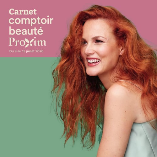Circulaire Proxim - Page 1. La page de couverture présente une femme rousse souriante, regardant vers la droite, sur un fond divisé en rose et vert. Le titre "Carnet comptoir beauté Proxim" est affiché en haut à gauche, avec les dates de validité "Du 9 au 15 juillet 2026".