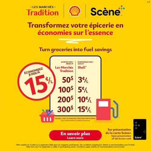 Circulaire Les Marchés Tradition - Page 10. Cette page promeut le programme d'économies sur l'essence en partenariat avec Shell. Le titre principal est "Transformez votre épicerie en économies sur l'essence". Une bulle rouge indique "Économisez jusqu'à 15 ¢/L". Un tableau présente les économies : pour 50 $ d'achat chez Les Marchés Tradition, économisez 3 ¢/L chez Shell; pour 100 $ d'achat, économisez 5 ¢/L; pour 200 $ d'achat, économisez 10 ¢/L; et pour 300 $ d'achat, économisez 15 ¢/L. Une illustration montre un panier d'épicerie et une pompe à essence. Un bouton rouge indique "En savoir plus". L'offre est valide sur présentation de la carte Scène+. L'offre est valable du 9 juillet au 2 septembre 2026 dans les magasins participants. Des conditions s'appliquent. Détails disponibles sur marchestradition.com/fr/shell.