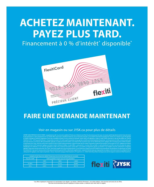Circulaire Jysk - Page 19. La page promeut le financement avec le slogan "Achetez maintenant. Payez plus tard." et annonce un "Financement à 0 % d'intérêt* disponible". Une image de la carte FlexitiCard est affichée, avec la mention "PRÉCIEUX CLIENT". Le texte invite à "Faire une demande maintenant" et à "Voir en magasin ou sur JYSK.ca pour plus de détails". Une section détaille les conditions de crédit, indiquant que l'intérêt cumulé dépend du plan sélectionné, avec des taux d'intérêt annuels initiaux de 31,99 % à 34,99 %. Des frais annuels de 39,99 $ s'appliquent aux résidents du Québec. Un tableau présente des exemples de frais de crédit pour un cycle de facturation de 30 jours, avec des taux de crédit de 31,99 % et 35 %, et les soldes quotidiens moyens correspondants (100 $, 500 $, 1 000 $). Les logos Flexiti et JYSK sont présents en bas de page. Une note en bas de page précise que les offres s'appliquent uniquement à la marchandise à prix régulier, excluant les articles "Petit Prix Permanent", les cartes-cadeaux et les services. Des frais environnementaux peuvent s'appliquer à certains articles, et la sélection peut varier selon le magasin.