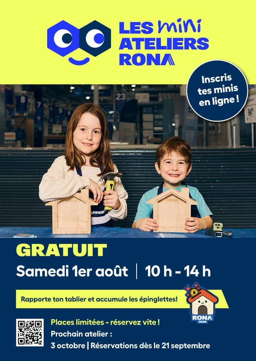 Circulaire Rona - Page 26. La page annonce les "Mini Ateliers Rona". En haut, sur un fond jaune vif, se trouve le logo des Mini Ateliers Rona, représentant deux hexagones bleus formant un visage souriant. Un encadré bleu en forme de bulle invite à "Inscris tes minis en ligne!". Au centre, deux enfants souriants, une fille et un garçon, sont assis à une table dans un magasin Rona, chacun tenant une tirelire en bois en forme de maison. La fille tient également un marteau. Le bas de la page, sur un fond bleu foncé, indique que l'atelier est "GRATUIT" et aura lieu le "Samedi 1er août" de "10 h - 14 h". Une bande jaune précise "Rapporte ton tablier et accumule les épinglettes!". Un code QR est présent avec le texte "Places limitées - réservez vite!". Le prochain atelier est annoncé pour le "3 octobre" avec des "Réservations dès le 21 septembre". Un petit logo Rona en forme de maison avec une pièce de monnaie dorée sur le toit est également visible.