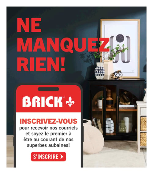 Circulaire Brick - Page 21. La page promotionnelle invite les clients à s'inscrire aux courriels de Brick. Le titre "NE MANQUEZ RIEN!" est affiché en gros caractères rouges sur un fond sombre. Une illustration de téléphone rouge et blanc présente le logo Brick et le texte "INSCRIVEZ-VOUS pour recevoir nos courriels et soyez le premier à être au courant de nos superbes aubaines!" avec un bouton "S'INSCRIRE". L'arrière-plan est une pièce sombre avec un buffet noir décoré de vases et d'un cadre abstrait.