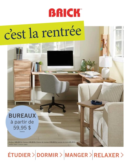 Circulaire Brick - Page 1. La page d'accueil présente le thème "C'est la rentrée" sur une bannière jaune inclinée. L'image principale montre un coin bureau moderne et confortable, avec un bureau en L en bois clair, une chaise de bureau grise à roulettes, un classeur assorti et une lampe de table blanche. À droite, un fauteuil beige avec une petite table d'appoint en bois complète l'aménagement. Une offre spéciale met en avant des bureaux à partir de 59,95 $. Des prix spécifiques sont affichés pour un bureau à 169,95 $, un classeur à 49,95 $, une chaise de bureau à 159,95 $ et une lampe de table à 69,95 $. Au bas de la page, des catégories sont listées : "ÉTUDIER > DORMIR > MANGER > RELAXER >".