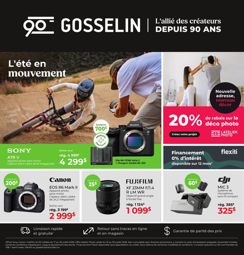 Circulaire Gosselin Photo - Page 1. La page d'accueil présente le thème "L'été en mouvement" avec des images de personnes actives et créatives. En vedette, l'appareil photo sans-miroir Sony A7R V, avec capteur plein cadre de 61 mégapixels, est offert à 4 299 $ (rég. 4 999 $), permettant une économie de 700 $. Il inclut des produits gratuits : une pile NP-FZ100 Série Z et un chargeur double BC-ZD1. Une offre spéciale propose 20 % de rabais sur la déco photo, avec le slogan "Nouvelle adresse, nouveau décor". Le financement Flexiti est disponible à 0 % d'intérêt sur 12 mois. La section inférieure présente d'autres produits : l'appareil photo sans-miroir Canon EOS R6 Mark II, avec capteur plein cadre de 24,2 mégapixels, est à 2 999 $ (rég. 3 199 $), une économie de 200 $; l'objectif grand-angle Fujifilm XF 23mm F/1.4 R LM WR est à 1 099 $ (rég. 1 124 $), une économie de 25 $; et le système de microphone sans fil compact DJI MIC 3 est à 325 $ (rég. 385 $), une économie de 60 $. Gosselin Photo offre la livraison rapide et gratuite, le retour sans tracas en ligne et en magasin, et la garantie de parité des prix. Les offres Sony, Canon, Fujifilm et DJI sont valides du 17 au 30 juillet 2026. L'offre Atelier Photo est valide du 10 au 30 juillet 2026. Le financement Flexiti est sous approbation de crédit et la livraison gratuite s'applique aux commandes de 49 $ et plus.