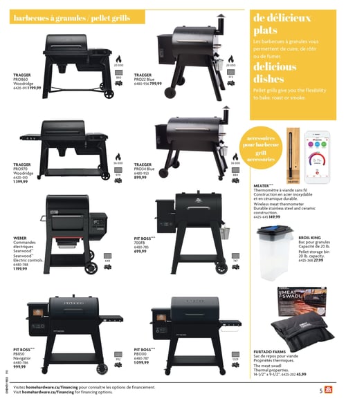 Offres sur les barbecues à granulés dans la Circulaire Home Hardware (page 5) Page 5 de la circulaire Home Hardware 'La Vie en Plein Air', affichant une sélection de barbecues à granulés. On y trouve le Traeger PRO860 Woodridge à 1 199,99 $, le Traeger PRO22 Blue à 799,99 $, le Traeger PRO970 Woodridge à 1 399,99 $, ainsi que le modèle Weber avec commandes électriques Searwood à 1 199,99 $. D'autres produits incluent le Pit Boss 700FB à 699,99 $, le Traeger PRO34 Blue à 899,99 $, le Pit Boss PB850 Navigator à 999,99 $ et le Pit Boss PB1800 à 1 099,99 $. Les accessoires comprennent un thermomètre à viande sans fil Meater™ à 149,99 $, un bac pour granulés d'une capacité de 20 lb à 27,99 $, et un sac de repos pour viande avec propriétés thermiques à 45,99 $.