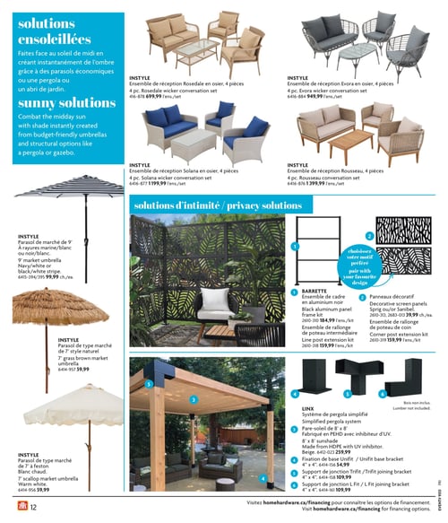 Produits de mobilier de jardin et parasols dans la Circulaire Home Hardware (page 12) Circulaire Home Hardware - La Vie en Plein Air, page 12. Cette page propose divers ensembles de meubles de jardin et parasols. On trouve l'ensemble de réception Rosedale en osier, 4 pièces à 699,99 $, l'ensemble de réception Solana en osier, 4 pièces à 1 199,99 $, l'ensemble de réception Evora en osier, 4 pièces à 949,99 $ et l'ensemble de réception Rousseau, 4 pièces à 1 399,99 $. Des options de solutions d'intimité incluent un ensemble de cadre en aluminium noir à 184,99 $, des panneaux décoratifs à 39,99 $, et des ensembles de rallonge de poteau à 159,99 $. En matière de parasols, on propose un parasol de marché de 9' à 99,99 $, un parasol de type marché de 7' style naturel à 59,99 $ et un parasol de type marché de 7' à feston à 59,99 $. Enfin, des accessoires comme le pare-soleil simplifié de 8'X 8' à 259,99 $, la fixation de base Unifit à 54,99 $, et des supports de jonction pour pergola à 109,99 $ chacun complètent l'offre.