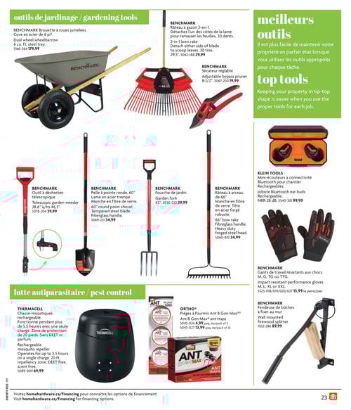 Outils de jardinage et lutte antiparasitaire dans la Circulaire Home Hardware (page 23) Page 23 de la circulaire Home Hardware - La Vie en Plein Air. Présentation des outils de jardinage et de lutte antiparasitaire. On y trouve une brouette à roues jumelées en acier de 6 pi³ à 179,99 $, un rayon de jardin 3-en-1 pour ramasser les feuilles à 29,99 $, un sécateur réglable à 19,99 $, un râteau à arceau de 66" à 34,99 $, un outil à désherber télescopique à 39,99 $, une pelle à pointe ronde de 60" en acier trempé à 34,99 $, et une fourche de jardin à 39,99 $. La page présente également des mini-écouteurs à connectivité Bluetooth rechargeables à 99,99 $, des gants de travail résistants aux chocs à 15,99 $, une fendeuse de bûches à fixer au mur à 89,99 $, ainsi que des pièges à fourmis Ant B Gon Max à 4,99 $ et 13,99 $. Enfin, un chasse-moustiques rechargeable est proposé à 69,99 $.