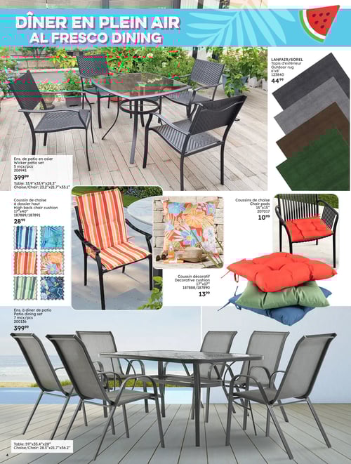 Meubles de patio et accessoires colorés dans la Circulaire Rossy (page 4) Page 4 de la circulaire Rossy - Pleins feux sur l'été 2025. Cette page présente des meubles de patio avec un ensemble de salle à manger en osier à 399,99 $, comprenant une table et des chaises. On y trouve également des coussins de chaise à 28 $ chaque. Des coussins décoratifs en plusieurs couleurs sont affichés à 13,99 $. Par ailleurs, un tapis d'extérieur de la marque Lanfair/Sorel est proposé à 44,99 $. Les coussins de chaise sont également disponibles à 10,99 $ chacun, offrant des options colorées avec des motifs estivaux. Les produits sont mis en scène dans un cadre extérieur ensoleillé, idéal pour les repas en plein air.