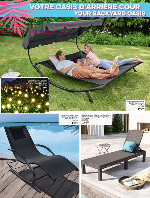 Oasis d'arrière-cour avec meubles de jardin dans la Circulaire Rossy Page 9 de la circulaire Rossy - Pleins feux sur l'été 2025. Cette page présente des produits pour aménager votre oasis d'arrière-cour. On y trouve une chaise longue double à 199,99 $, une chaise longue bercante à 149,99 $, et une chaise longue pliante multipositions à 149,99 $. Aussi visible, une lumière lucioles solaires à 9,99 $ qui ajoute une touche lumineuse à votre extérieur. Les images montrent un couple profitant du mobilier de jardin dans un environnement verdoyant.