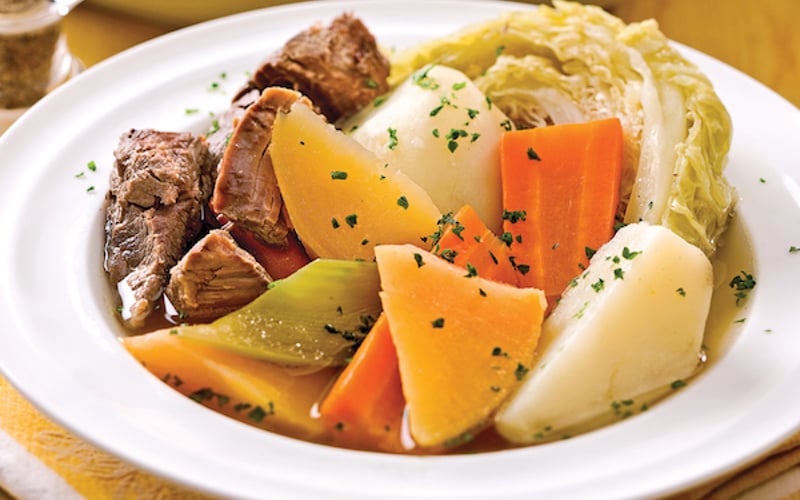 Plat De Boeuf Bouilli Servi Avec Des Légumes