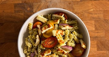 Salade de Fusilli au Pesto et Halloumi Grillé