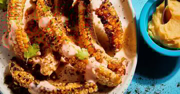 Côtes de Maïs à la Friteuse avec Sauce Épicée au Yogourt à la Noix de Coco