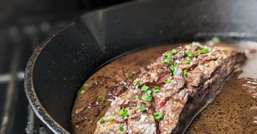Bavette de Boeuf Sauce au Vin Rouge et Échalotes sur le BBQ