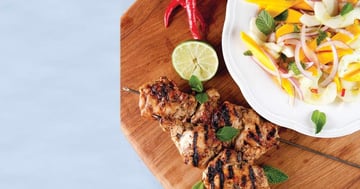Brochettes de Hauts de Cuisses de Poulet à la Jerk, Salade de Mangue