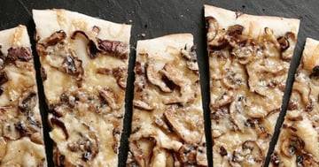 Pizza Blanche aux Champignons et Fromage Suisse