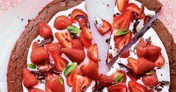 Biscuit Géant au Chocolat, Garniture au Fromage et aux Fraises