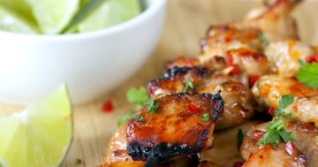 Brochettes de Poulet à la Lime, Sauce à l'Orange