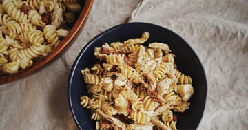 Salade de Pâtes à la Dinde, Bocconcini, Pesto et Tomates Séchées