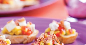 Crostinis au Brie, Bacon et Salsa de Mangue