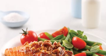 Saumon Caramélisé à l’Érable et Crumble de Noix