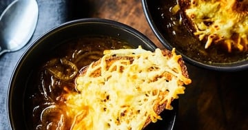 Soupe à l’Oignon à la Bière et aux Fromages Québécois