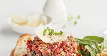 Tartare de Boeuf Étagé, Tomates Séchées et Boursin