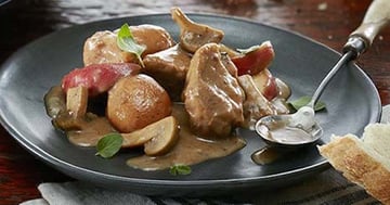 MIJOTÉ DE PORC CRÉMEUX AUX CHAMPIGNONS ET POMMES