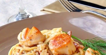 Pétoncles Poêlés avec Fettucini au Bacon Sauce à la Crème