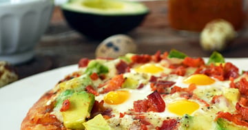 Pizza Déjeuner aux Oeufs de Caille, Avocat et Bacon