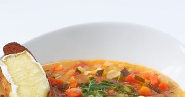 SOUPE AU PISTOU, CROÛTON DE PAIN GRILLÉ AU FLEURMIER DE CHARLEVOIX