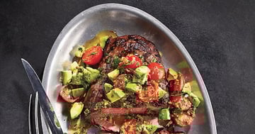 Bifteck de Flanc sur le Barbecue et Salsa Tomates et Avocats